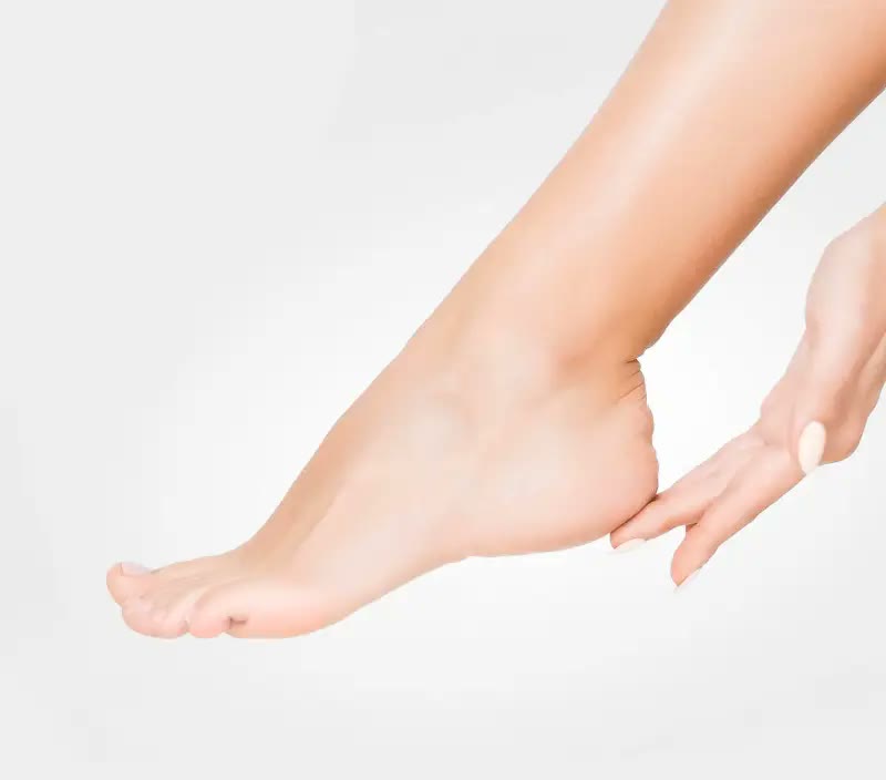 Foot positioned naturally in the barefoot shoe